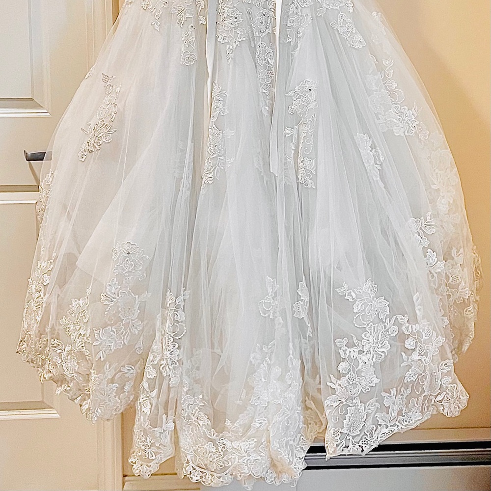 Wedding Dress with Original Bagging. - Picture 5 of 6